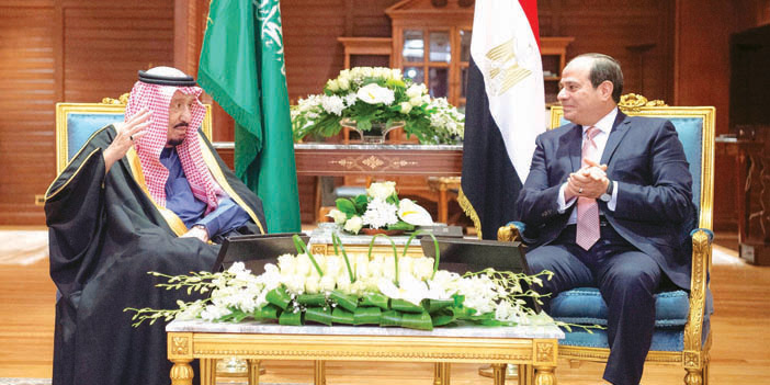 خادم الحرمين والرئيس المصري خلال جلسة المباحثات في شرم الشيخ مساء أمس
