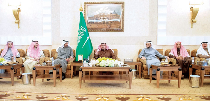  لقطتان من احتفاء سموه بضيوف ملتقى القصيم