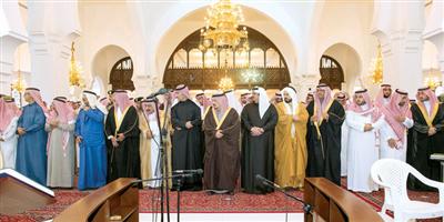 أمير منطقة الرياض يؤدي الصلاة على والدة الأمير تركي بن عبدالرحمن 