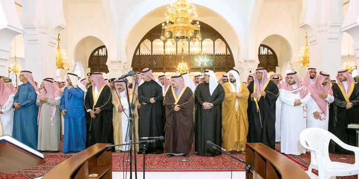  أمير منطقة الرياض ونائبه يؤديان الصلاة على الفقيدة