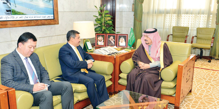  الأمير فيصل بن بندر خلال استقباله سفير كازاخستان