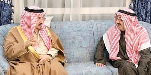  أمير الرياض معزياً بوفاة الأميرة أضواء وبجانبه الأمير سلطان بن سعود