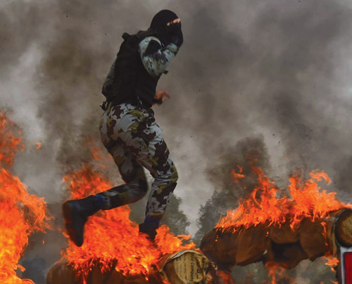 أمير منطقة جازان بالنيابة يتفقد مقر قوة الطوارئ الخاصة 