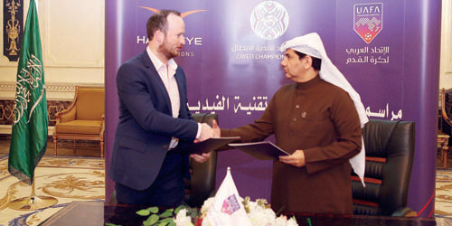  رجاء الله السلمي والمدير العام لشركة «HAWK-EYE» بعد التوقيع