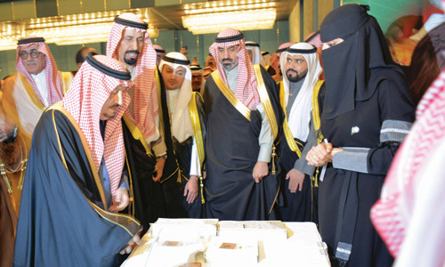  أمير منطقة الرياض يطلع على أعمال مركز الملك سلمان للإغاثة