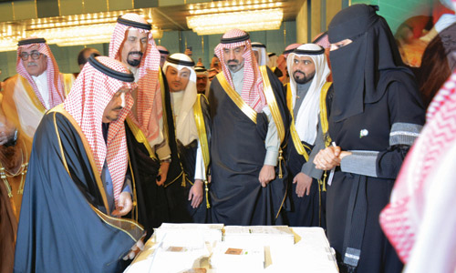  أمير منطقة الرياض يطلع على أعمال مركز الملك سلمان للإغاثة