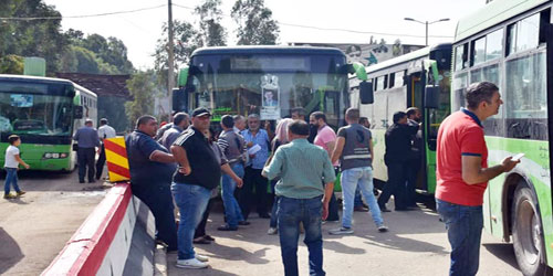 عشرات العائلات السورية تعود طوعًا إلى بلادها 