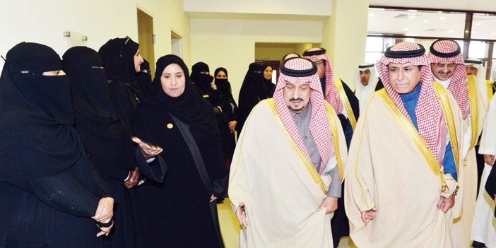  أمير منطقة الرياض خلال تفقده الفرع النسائي الجديد لمعهد الإدارة