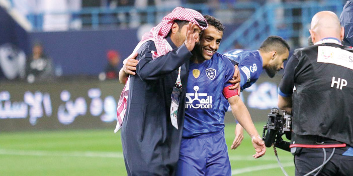  الأمير محمد بن فيصل محتفلاً بآخر انتصارات فريقه أمام الفيصلي مع النجم محمد الشلهوب