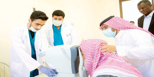  جانب من فحص عيون المسنين