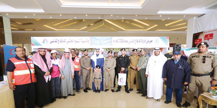  المحافظ وعدد من المسؤولين في المعرض
