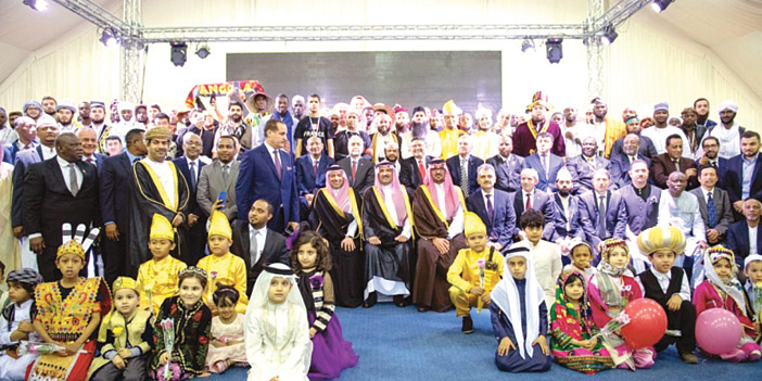  الأمير فيصل بن سلمان والأمير سعود بن خالد مع ممثلي الشعوب
