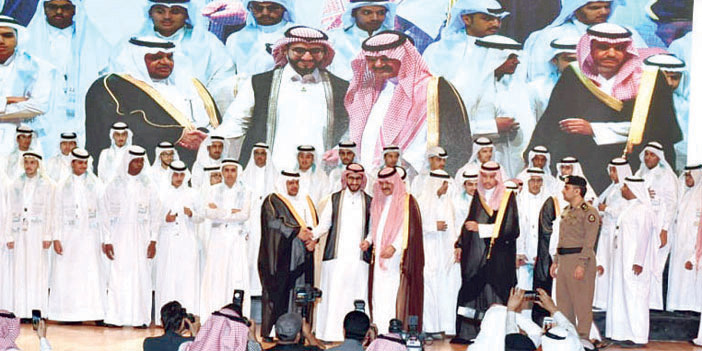   الأمير مشعل في لقطة تذكارية مع المتفوقين