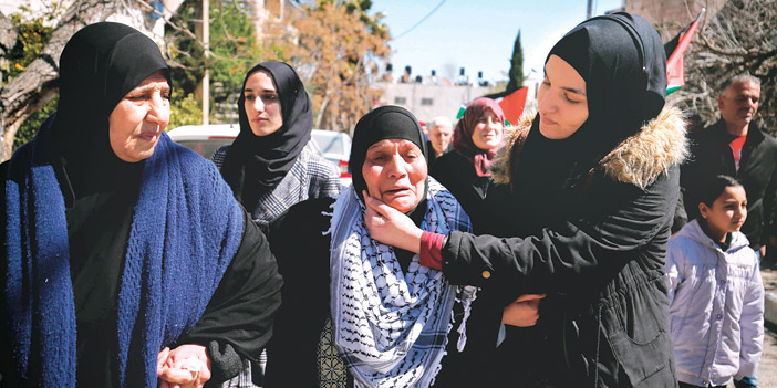  فلسطينيات عائدات من جنازة فتاة قتلها الاحتلال واحتجز جثتها أكثر من شهر
