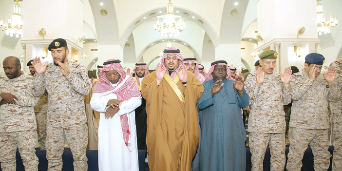  نائب أمير منطقة الرياض يؤدي الصلاة على الشهيدين