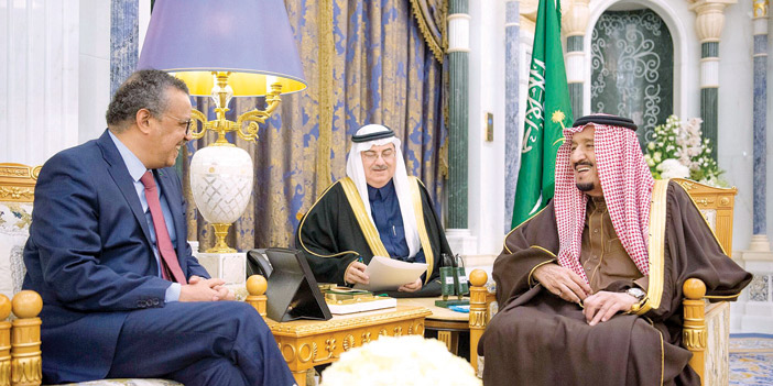  خادم الحرمين خلال استقباله مدير منظمة الصحة العالمية
