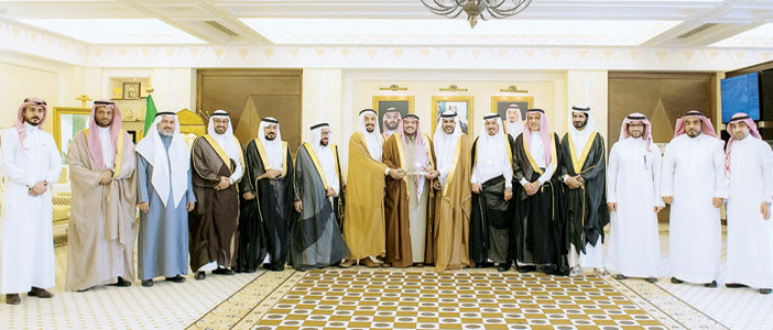  لقطة جماعية مع سمو أمير القصيم