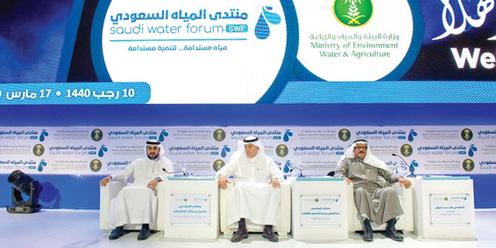 وزير البيئة والمياه والزراعة خلال رعايته أمس حفل إطلاق «منتدى المياه السعودي»
