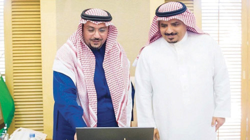  الأمير فيصل بن مشعل ومدير جامعة القصيم خلال التدشين