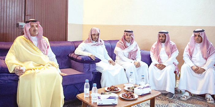  الأمير فيصل بن سلمان يقدم واجب العزاء