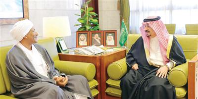 الأمير فيصل بن بندر يستقبل السفير السوداني 