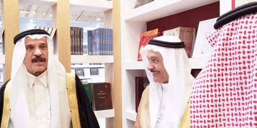  الزميل رئيس التحرير خالد المالك في جناح المكتبة مع د. الزيد