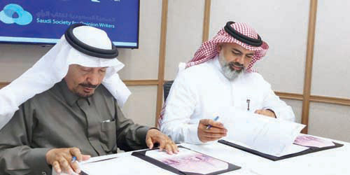  لقطتان من توقيع الاتفاقية