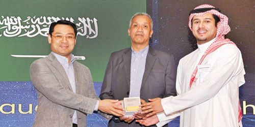  خلال استلام الجائزة