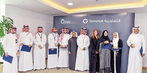  صورة جماعية خلال تسليم الشهادات لرواد الأعمال