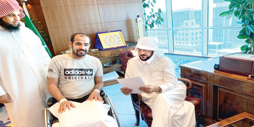  معالي الوزير خلال استقباله المصاب