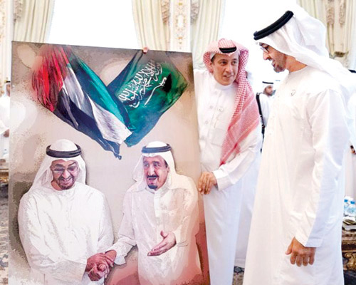  ولي العهد يتسلم هديتين تذكاريتين من سفير خادم الحرمين لدى الإمارات