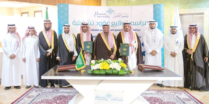  لقطة جماعية مع سموه عقب مراسم توقيع العقود التشغيلية