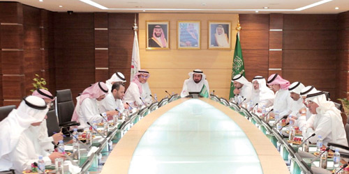 الربيعة يرأس اجتماع أعضاء مجلس إدارة هيئة الهلال الأحمر الثالث عشر 