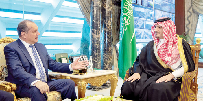  وزير الداخلية مستقبلاً سفير المملكة المتحدة