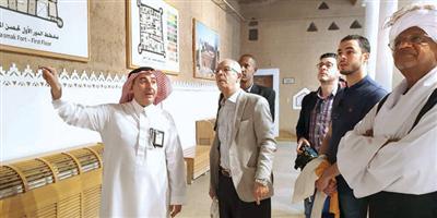 الفائزون بجائزة الملك فيصل العالمية يزورون متحف المصمك 