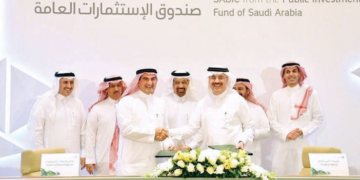 الرميان والناصر خلال توقيع اتفاقية الاستحواذ بحضور وزير الطاقة والصناعة والثروة المعدنية