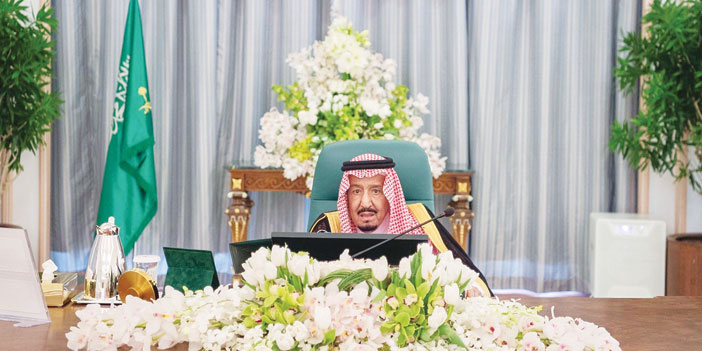  خادم الحرمين الشريفين خلال رئاسته اجتماع مجلس الوزراء في المنطقة الشرقية