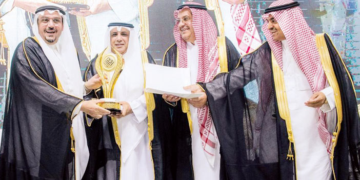  سمو أمير منطقة القصيم خلال تكريمه محمد المجلاد بالجائزة