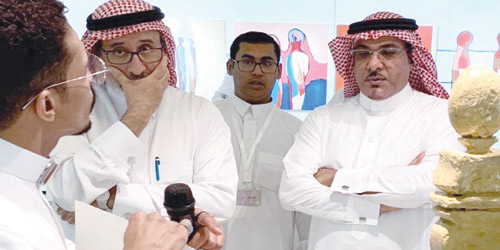  زمان جاسم يمين الصورة يستمع للفنان حثلان