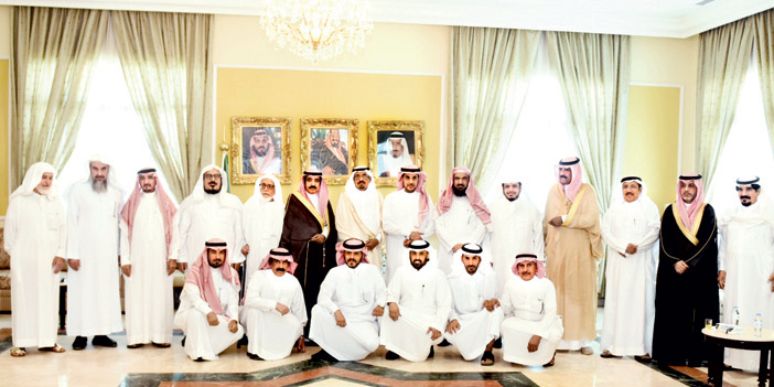  جماعية لمحافظ الرس مع عدد من الأهالي