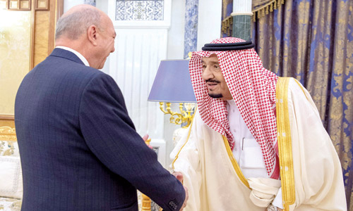   خادم الحرمين يستقبل فيصل الفايز الذي سلمه رسالة من ملك الأردن