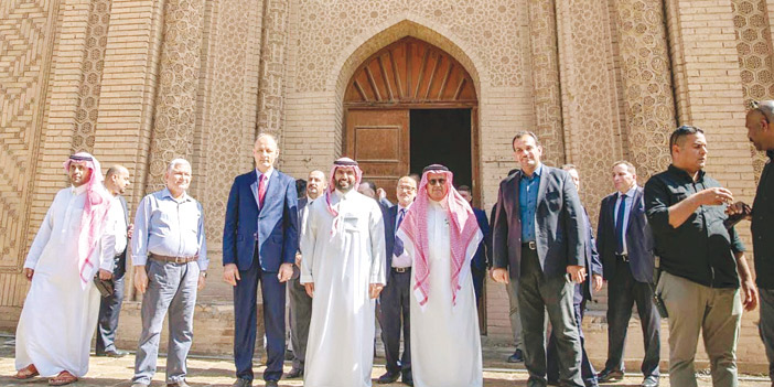   وزير الثقافة خلال زيارته المناطق التاريخية في بغداد