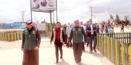  الوفد خلال زيارته المشاريع المنفذة