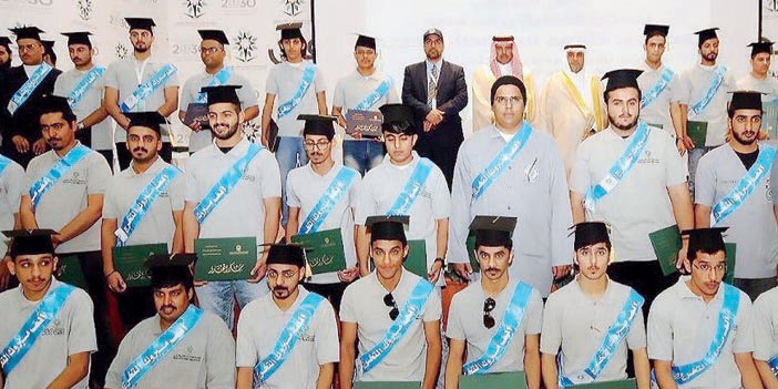    المحافظ يتوسط الخريجين