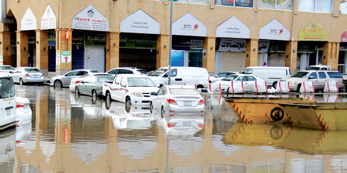 أمطار الرياض تحتجز مركبات وأشخاصاً في تجمعات المياه 