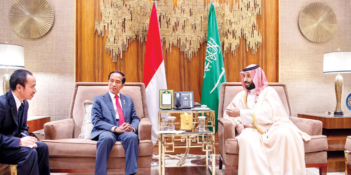  ولي العهد خلال اجتماعه مع الرئيس الإندونيسي