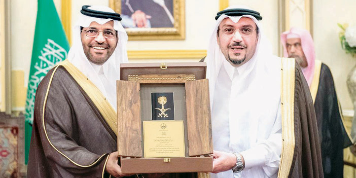  سموه يسلم مدير عام صحة المنطقة الخمعلي التكريم