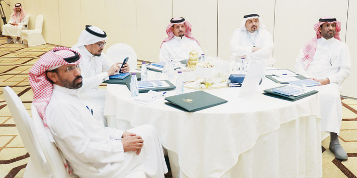 مسؤولو التعليم يناقشون أوضاع المقاصف ومكافآت الطلاب 