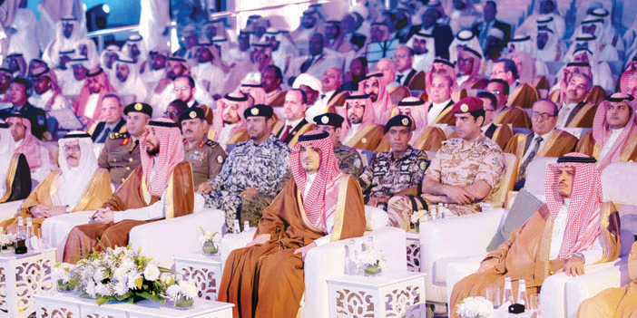  وزير الداخلية خلال رعايته حفل التخرج