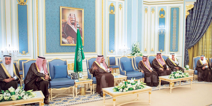 خادم الحرمين الشريفين خلال استقباله أمناء المناطق ورؤساء البلديات والمجالس البلدية وكبار مسؤولي وزارة الشؤون البلدية والقروية